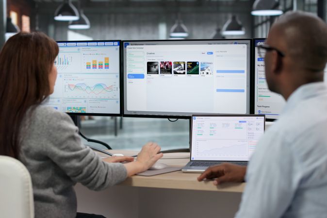 Team Of Managers Collaboratively Monitors Real-time